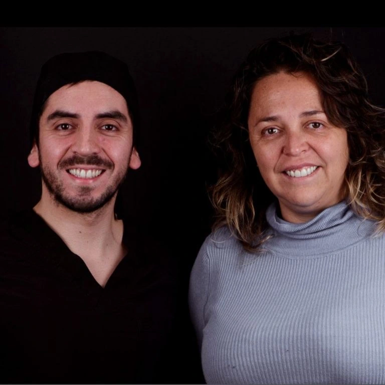 Dr. Felipe Bustamante junto a paciente de odontología estética