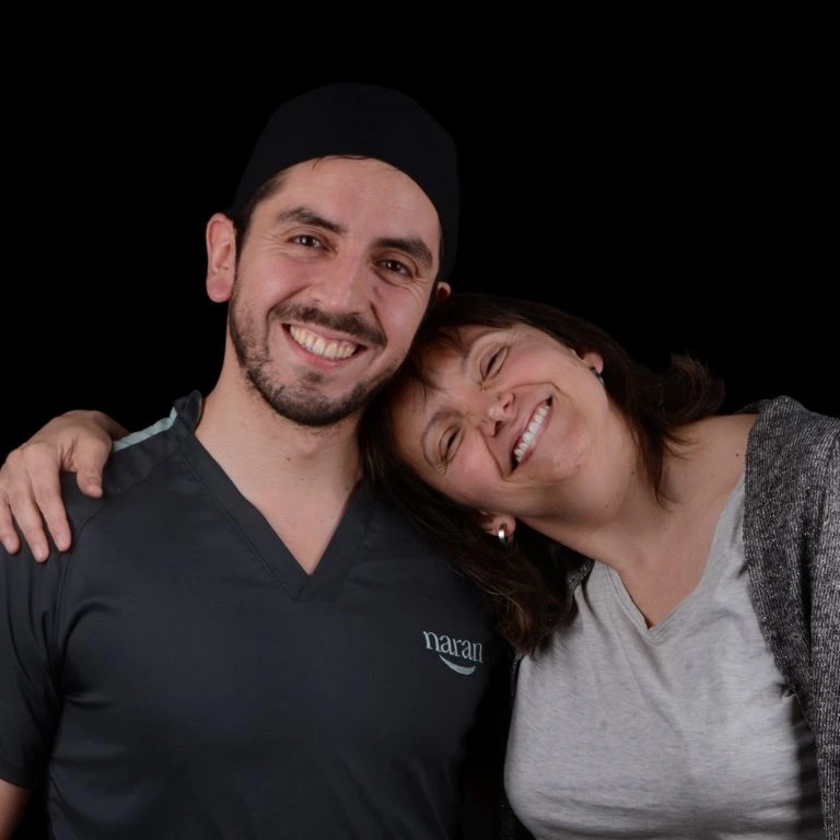 Dr. Felipe Bustamante junto a paciente de odontología estética
