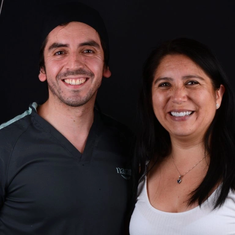 Dr. Felipe Bustamante junto a paciente de odontología estética