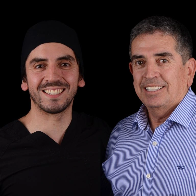 Dr. Felipe Bustamante junto a paciente de odontología estética