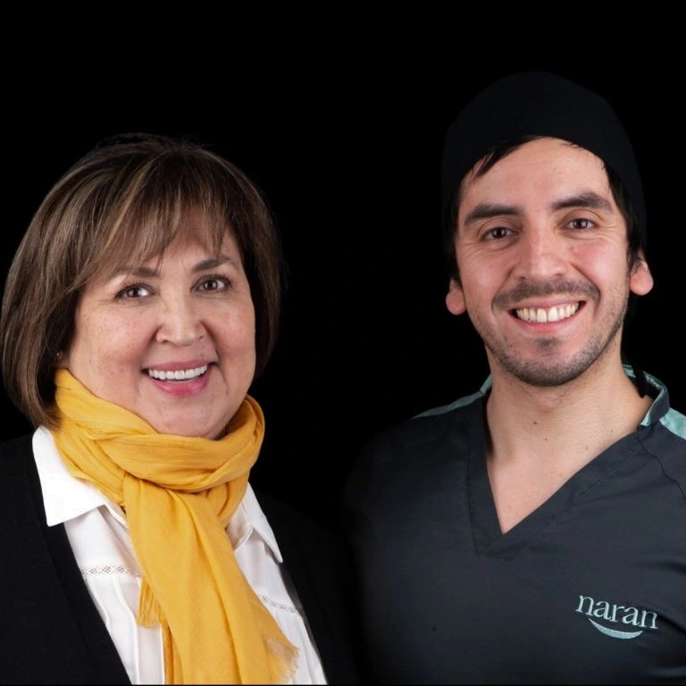 Dr. Felipe Bustamante junto a paciente de odontología estética