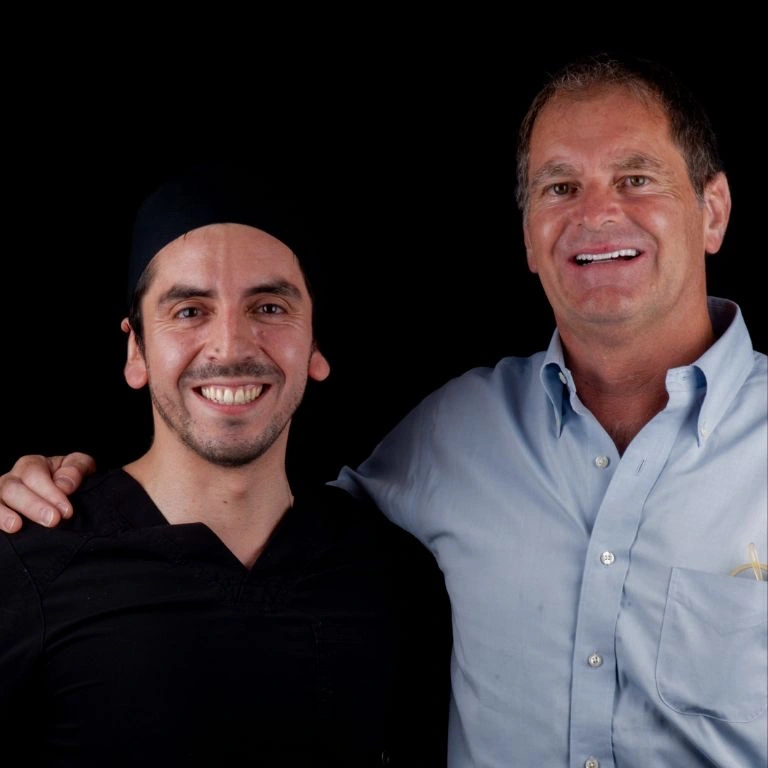 Dr. Felipe Bustamante junto a paciente de odontología estética