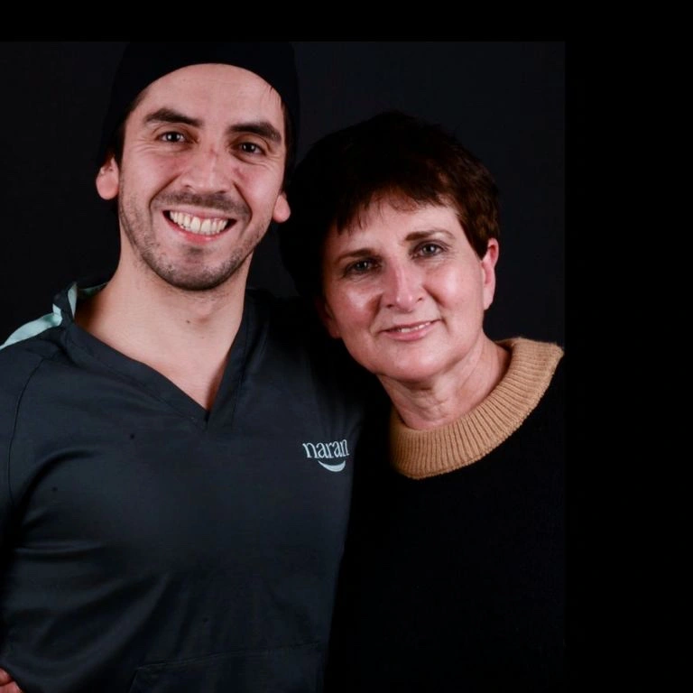 Dr. Felipe Bustamante junto a paciente de odontología estética