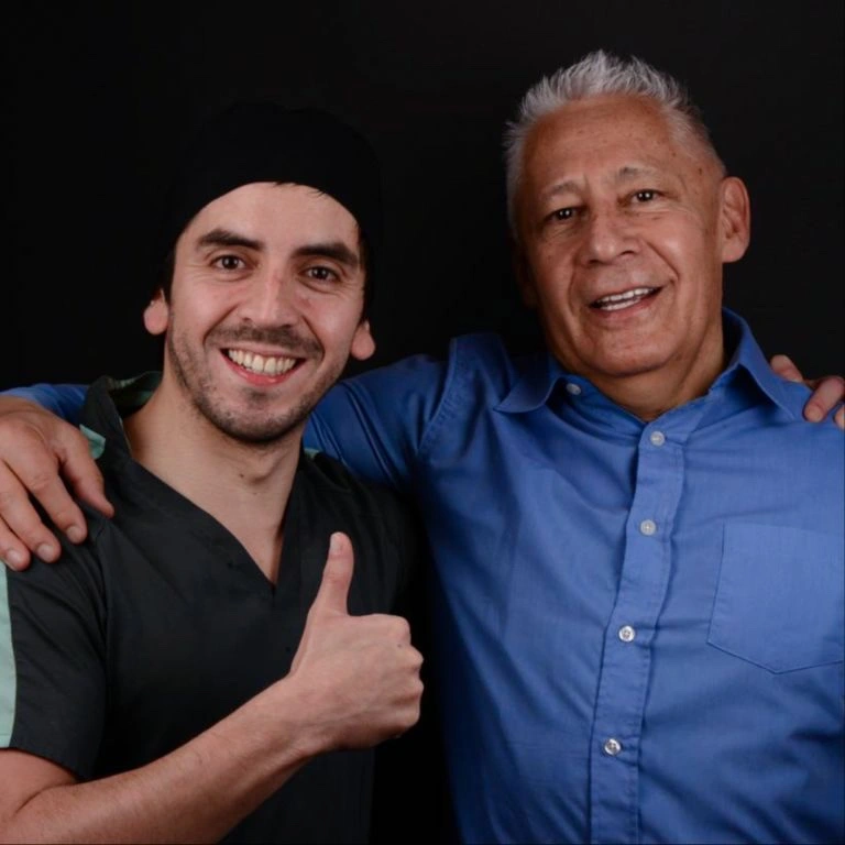 Dr. Felipe Bustamante junto a paciente de odontología estética