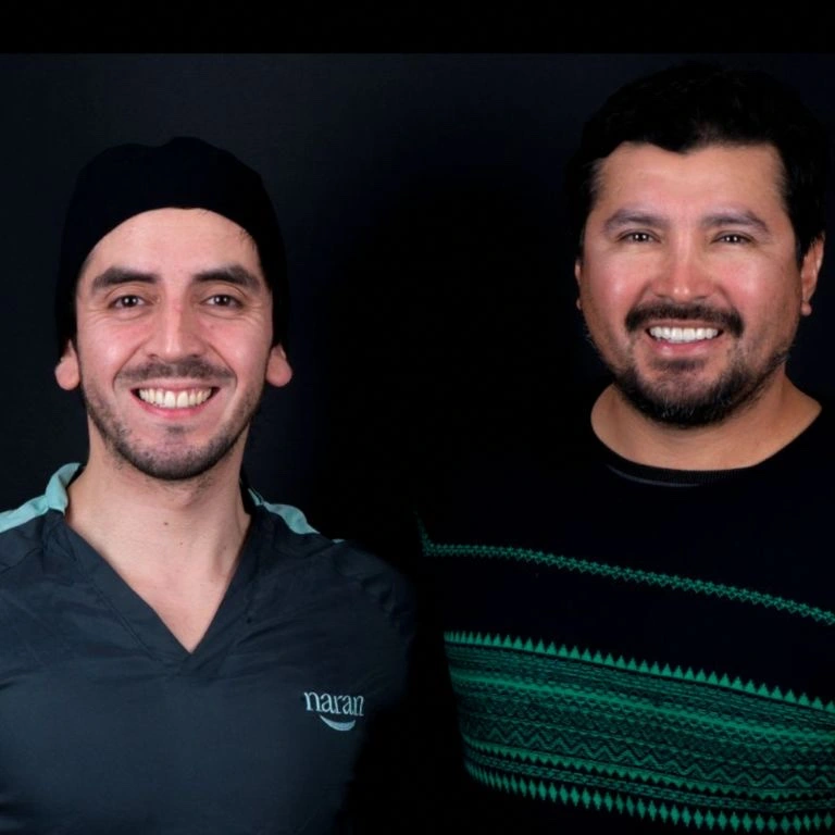 Dr. Felipe Bustamante junto a paciente de odontología estética