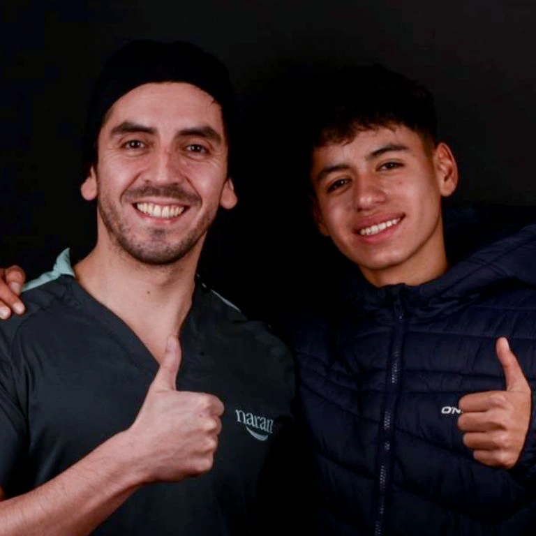 Dr. Felipe Bustamante junto a paciente de odontología estética