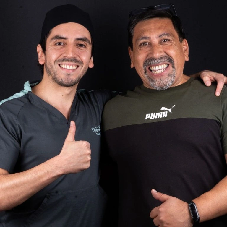 Dr. Felipe Bustamante junto a paciente de odontología estética