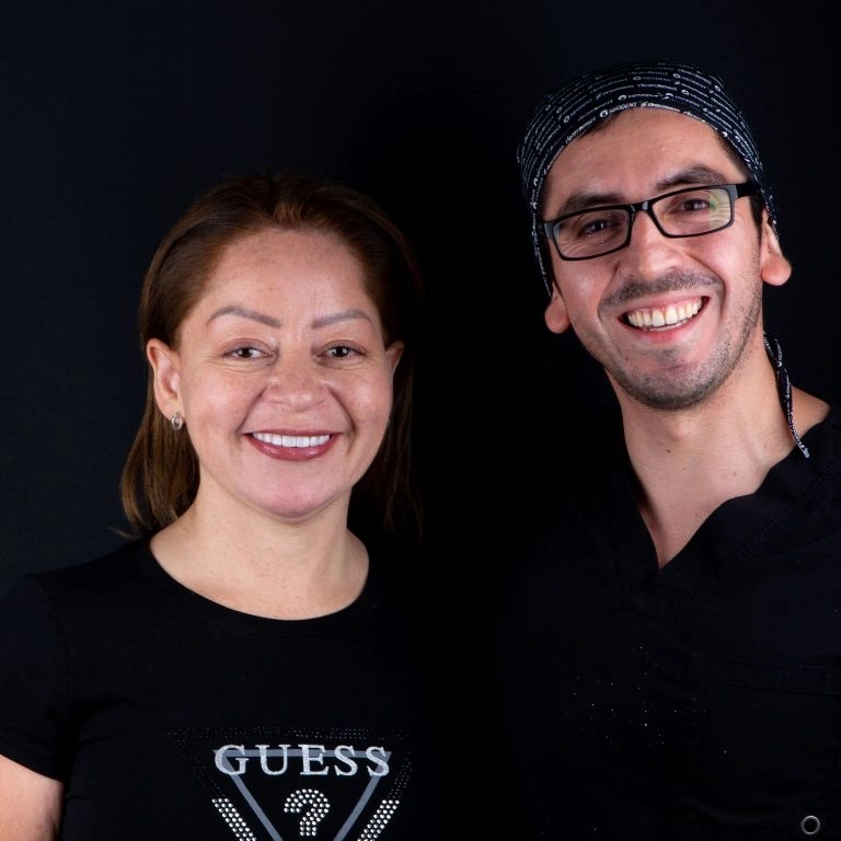 Dr. Felipe Bustamante junto a paciente de odontología estética