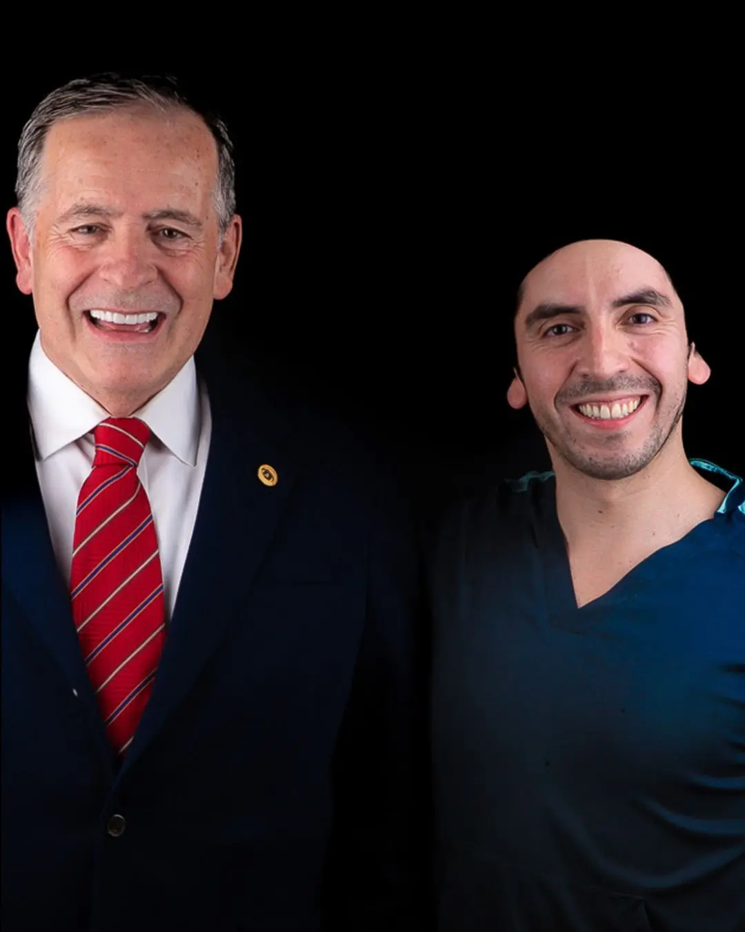 Dr. Felipe Bustamante junto a paciente en consulta de odontología estética