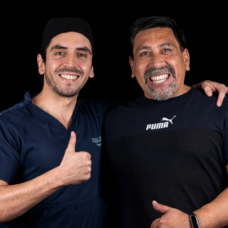 Dr Felipe abrazado con un paciente mostrando la sonrisa