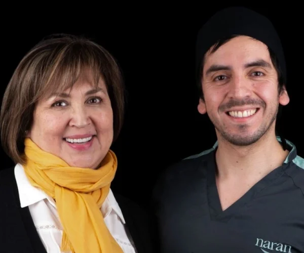 Dr. Felipe Bustamante junto a paciente de odontología estética