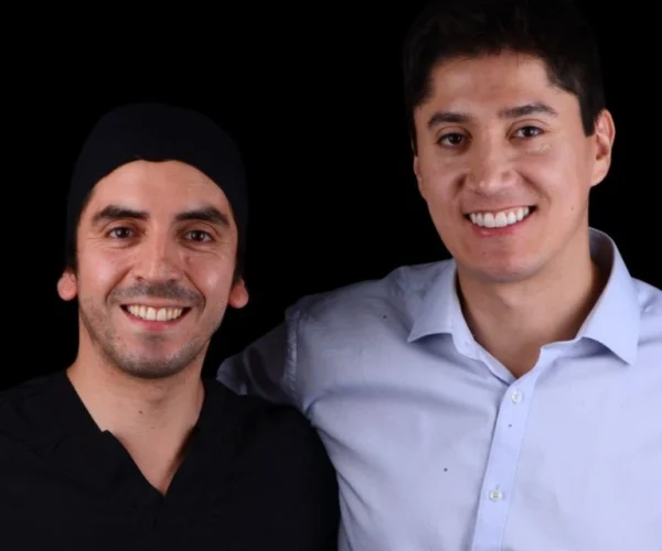 Dr. Felipe Bustamante junto a paciente de odontología estética